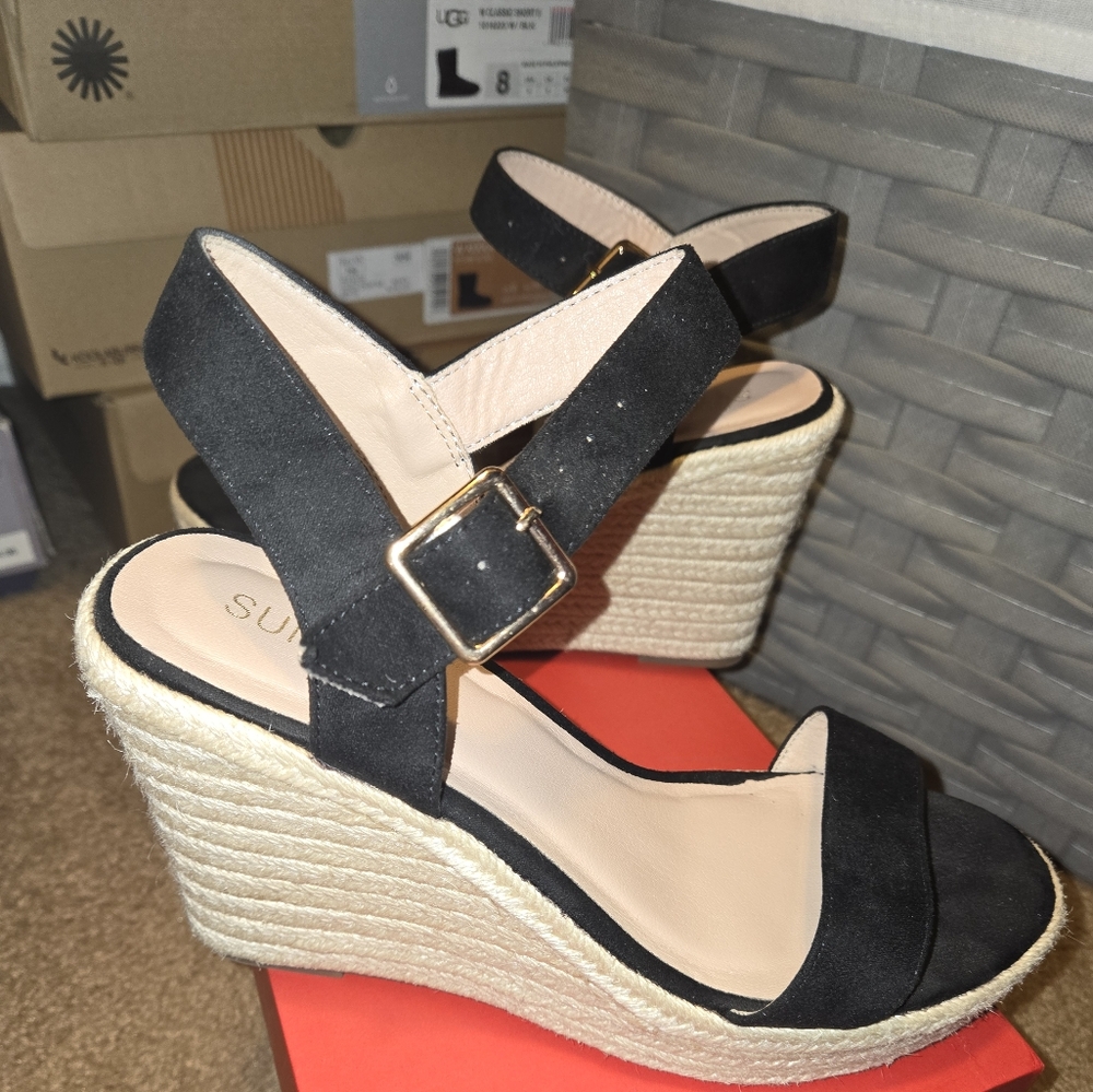 Adorable black wedges.